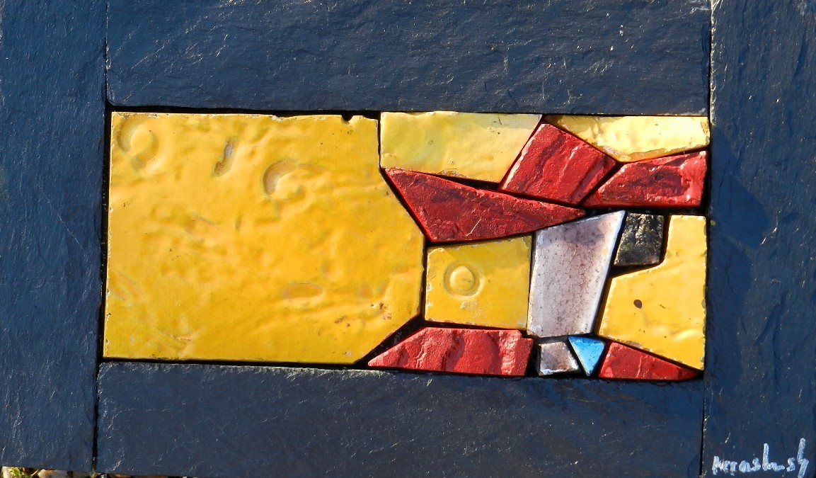 Elégante chapeautée rouge