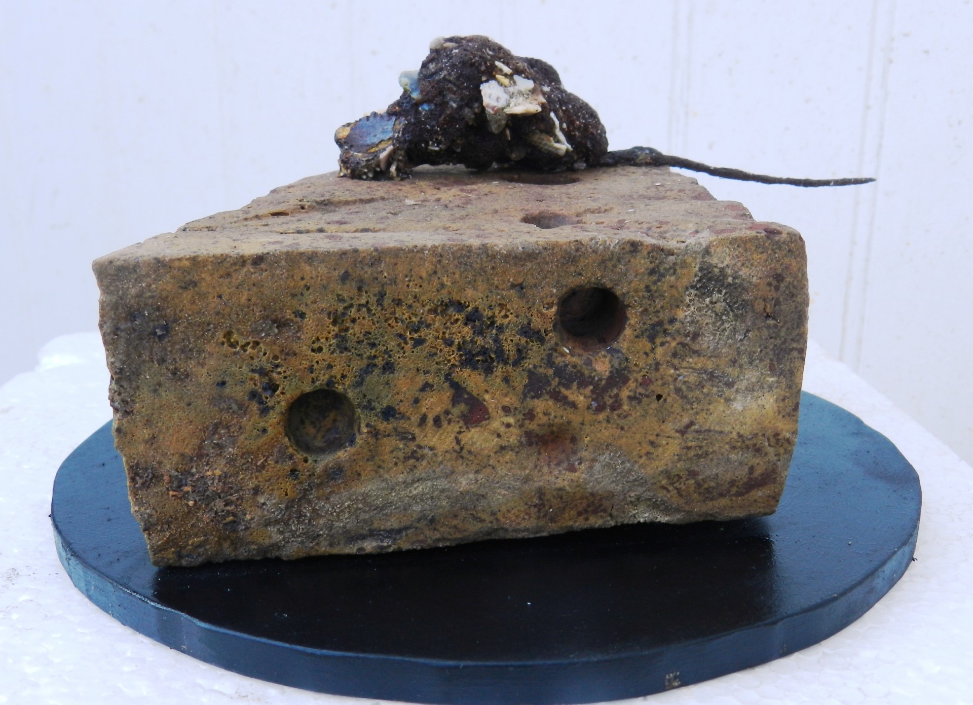 Souris sur un morceau de gruyère - H : 10 cm/diamètre : 18 cm - Métal/brique/bois