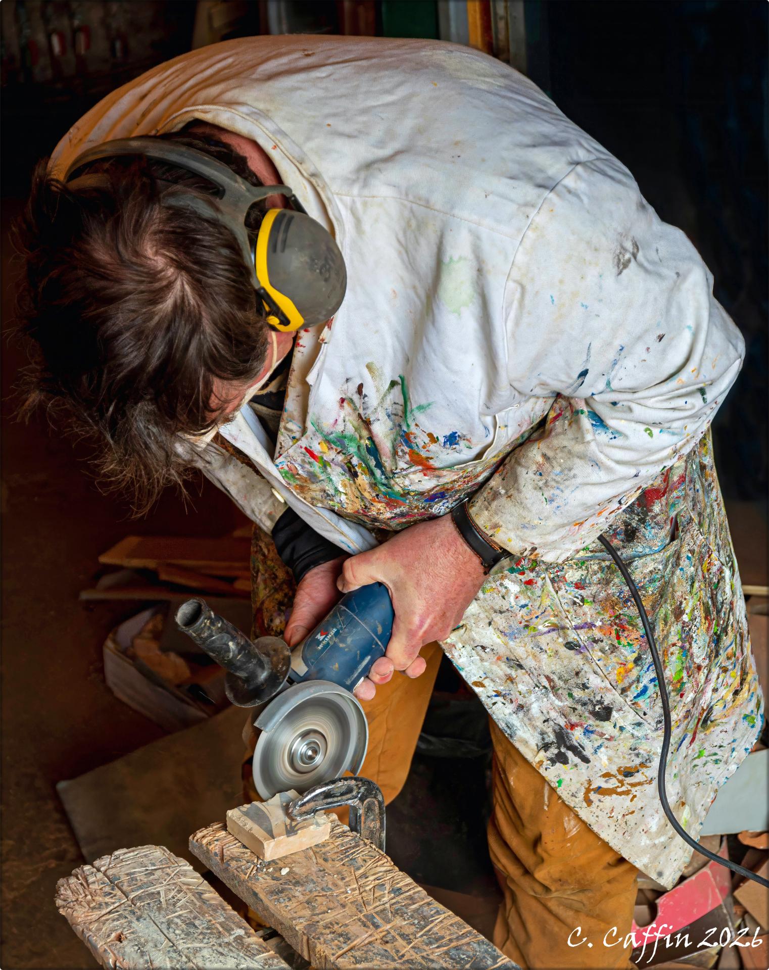 Découpe à la disqueuse dans l'atelier
